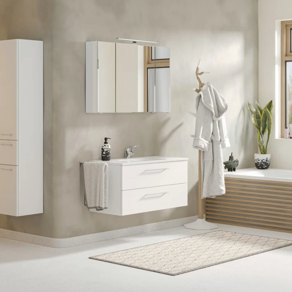 helles, weißes Badezimmer mit Holzelementen und beigen Farbtupfern