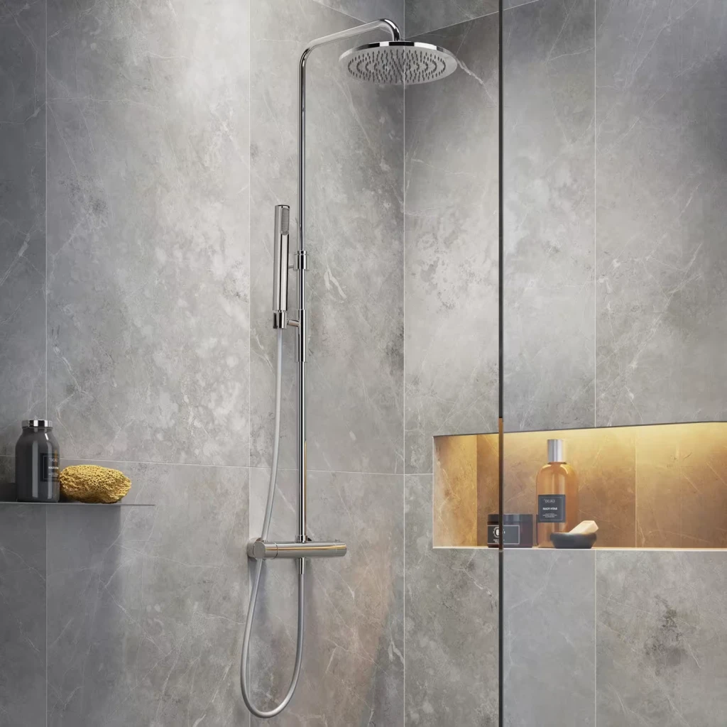 praktische Nische in einer Dusche zur Ablage von Badutensilien