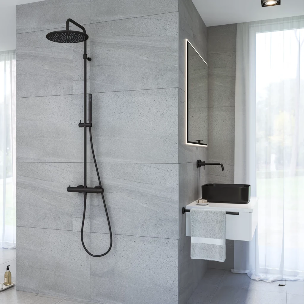 Graues Bad mit weißer Keramik und schwarzen Armaturen