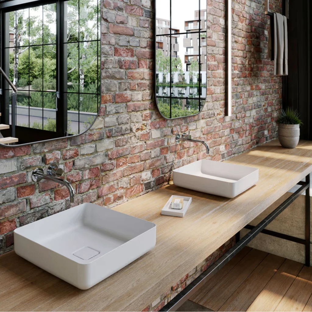 Industrielles Badezimmer mit Backsteinwand