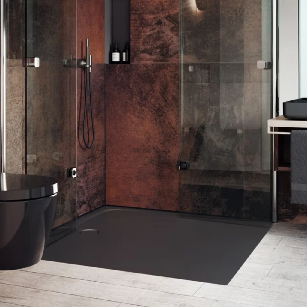 Schwarze Cayonoplan Multispace Duschwanne in einem industriellen Bad