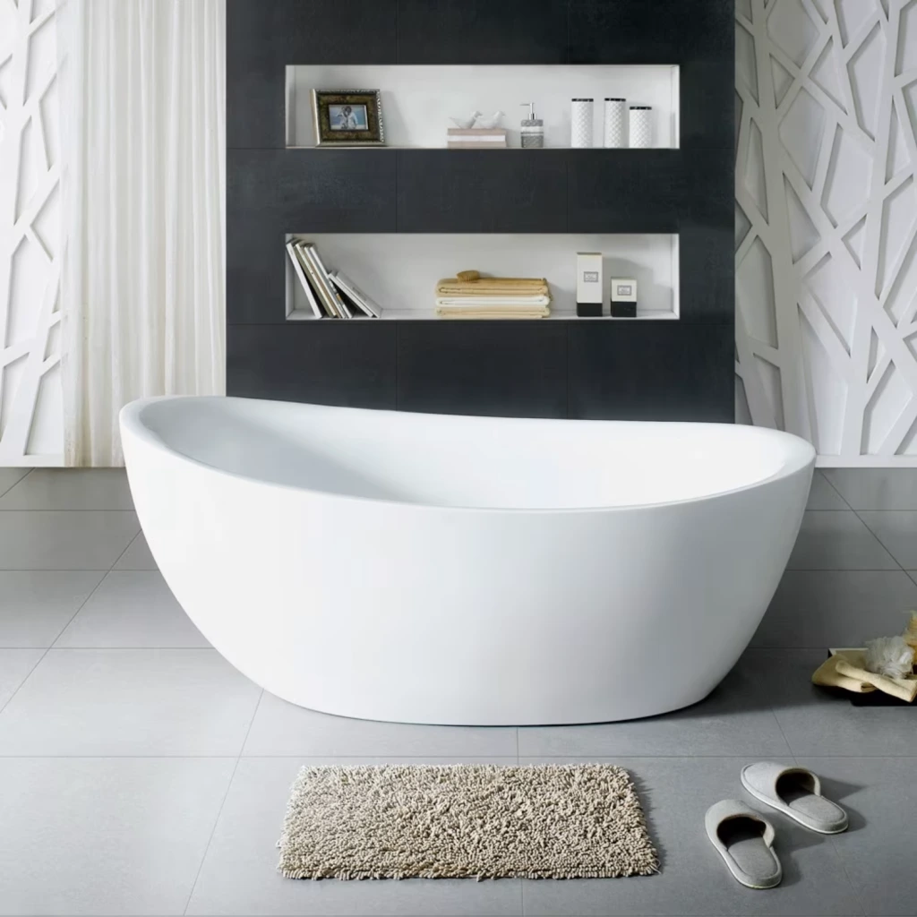 Weiße, freistehende Badewanne in Weiß