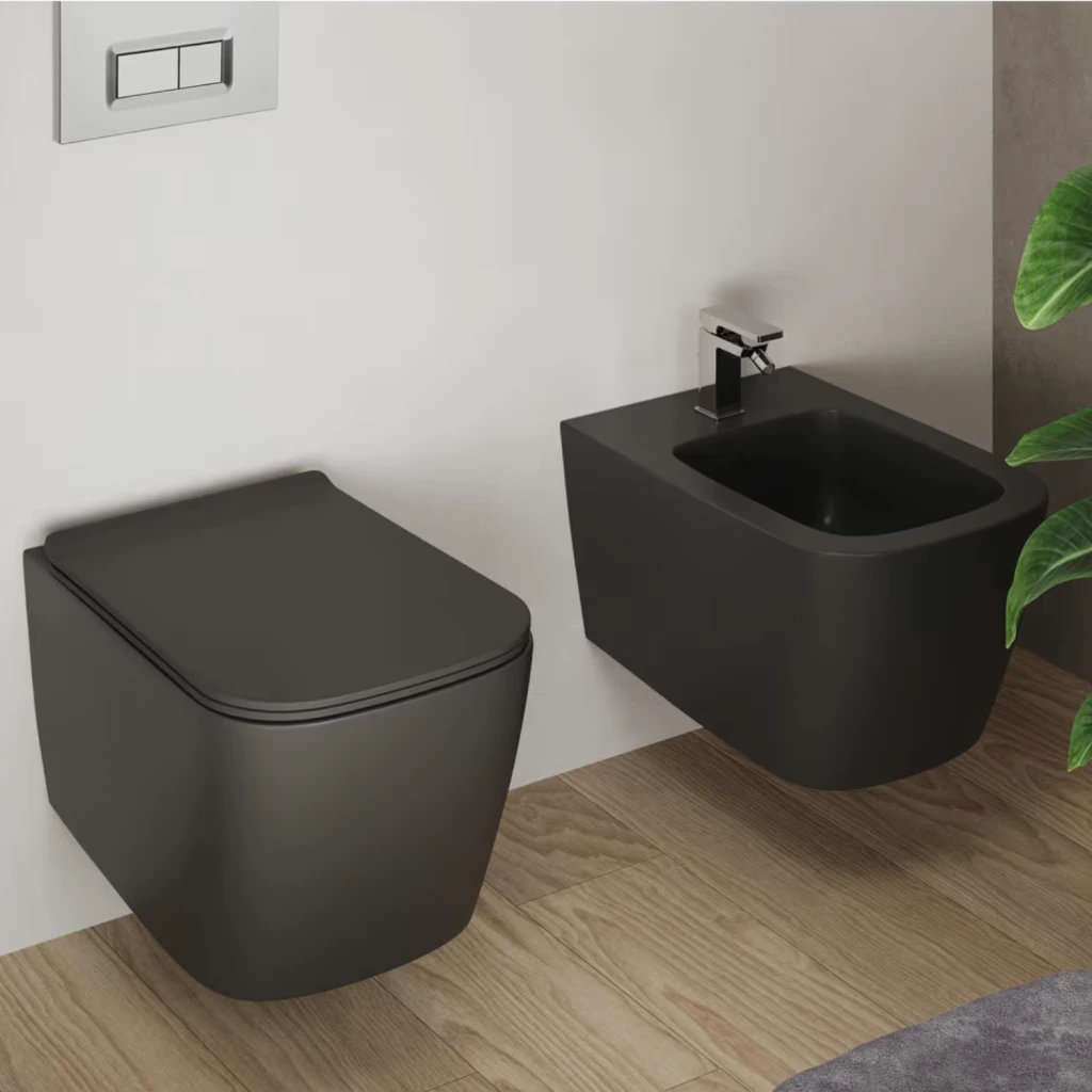 Schwarzes Wand-WC neben einem schwarzen Bidet in einem modernen Bad