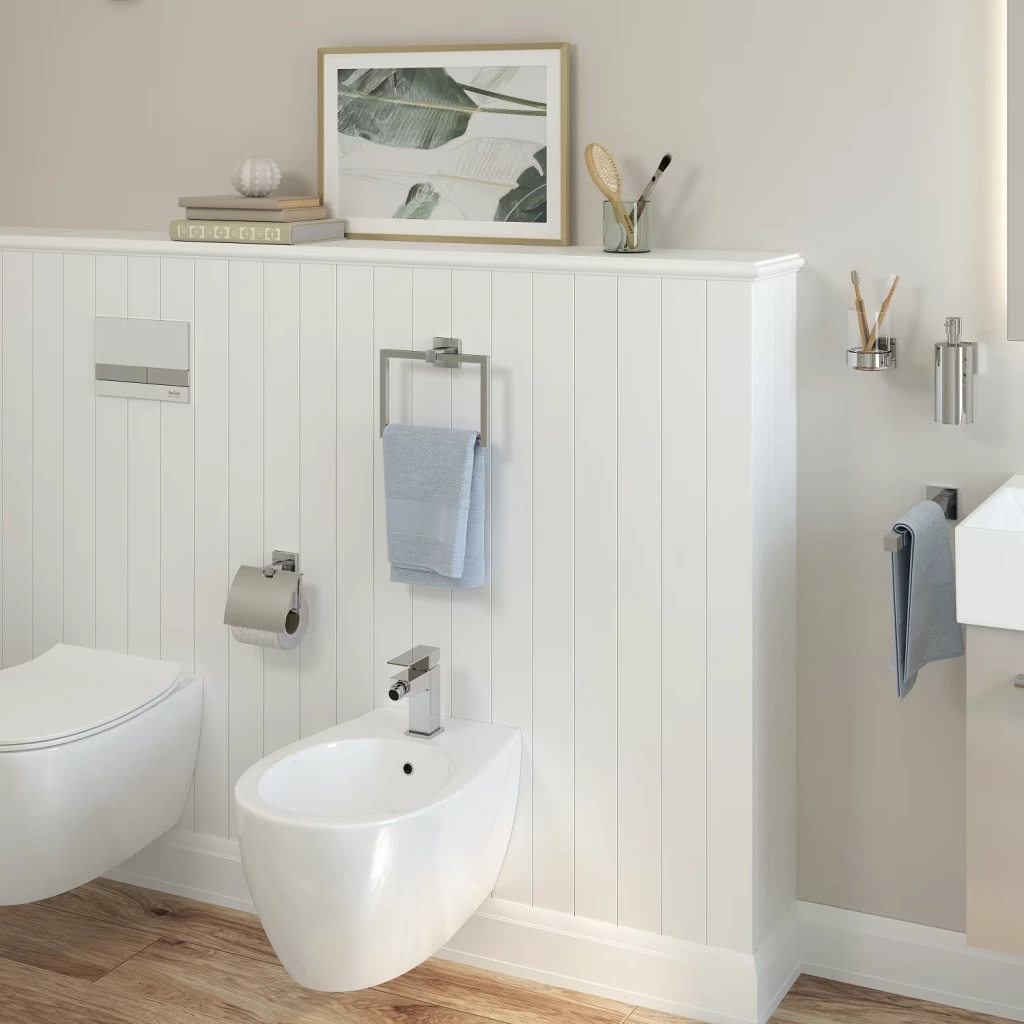 Chromfarbender Handtuchring über dem Bidet mit einem hellblauen Handtuch