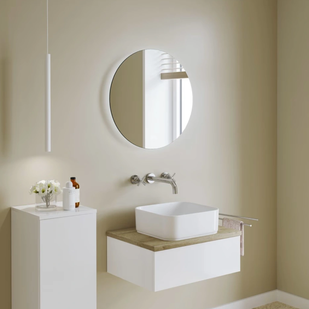 Beleuchteter Spiegel in hellem, kleinen Badezimmer