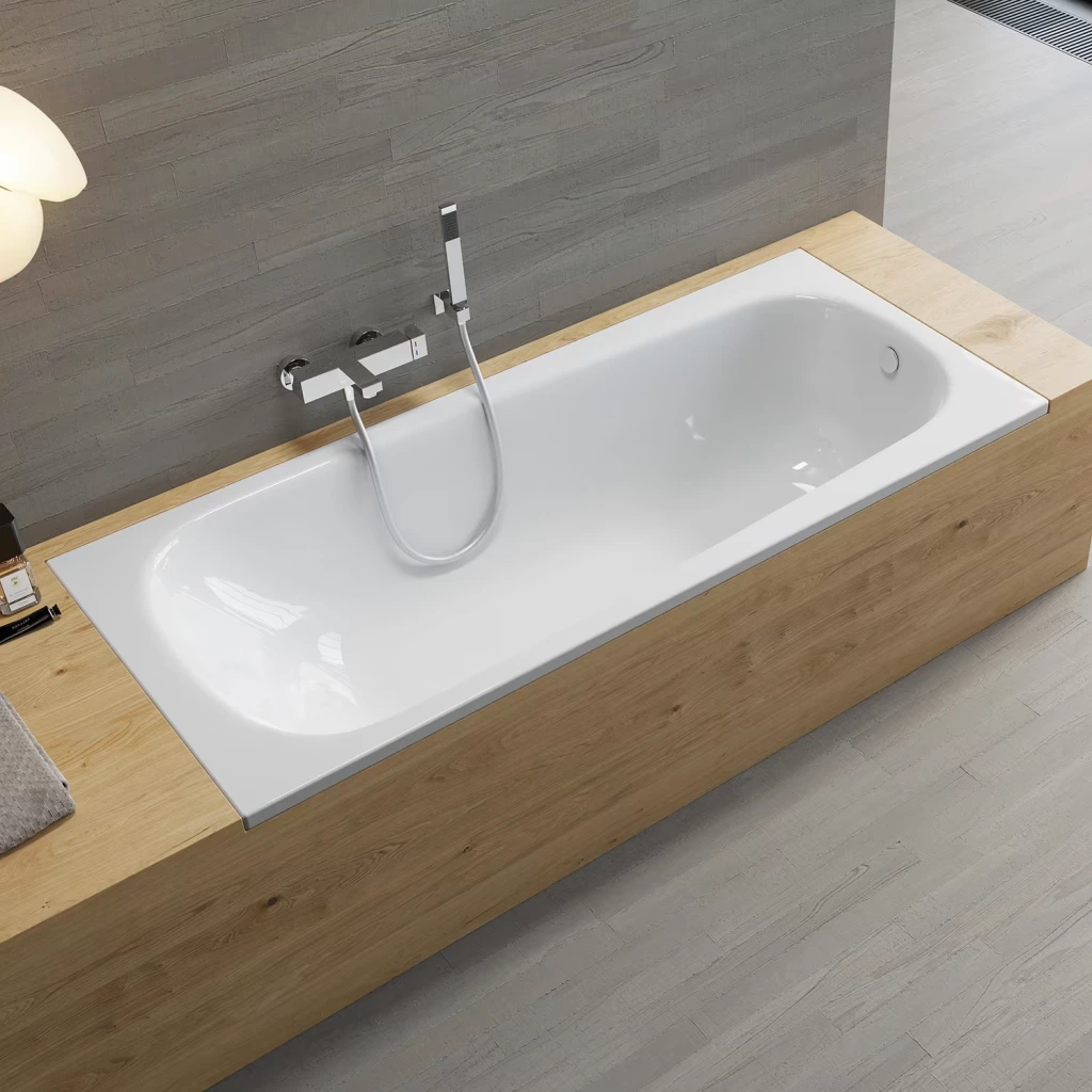 Sturotec Sturoform Rechteck-Badewanne mit einer hellen Holzverkleidung