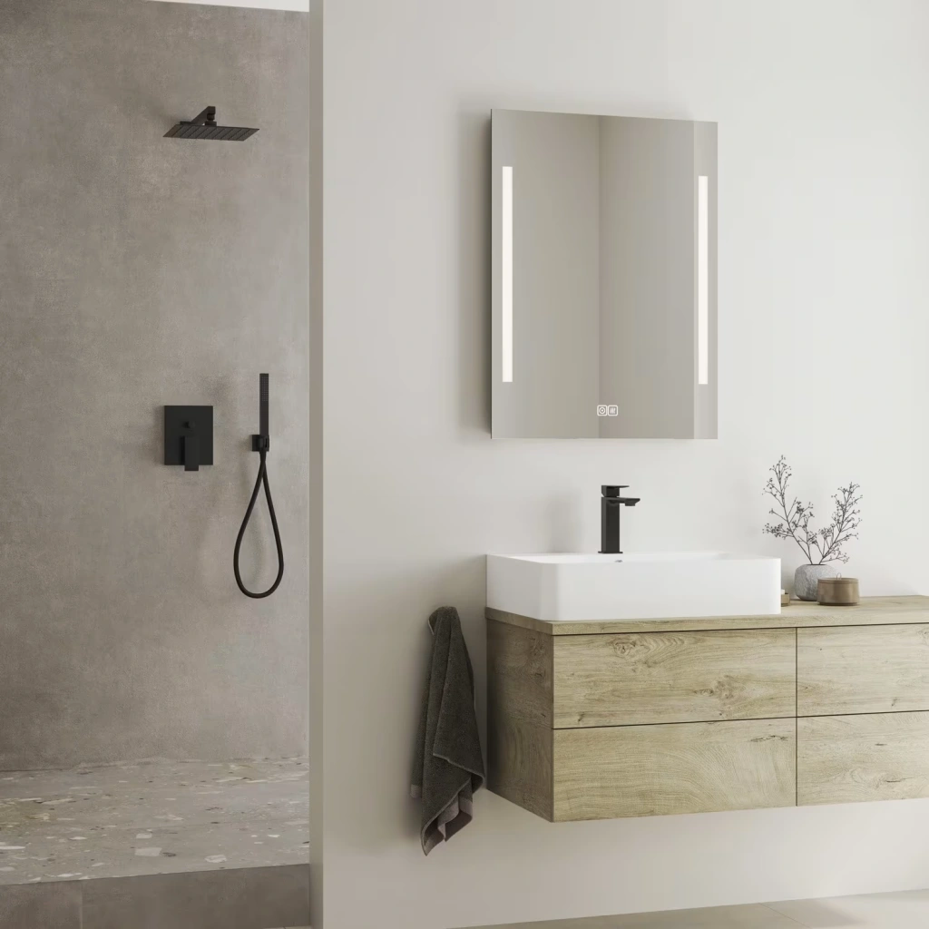 Minimalistisches Badezimmer im beigen Stil mit schwarzen Akzenten