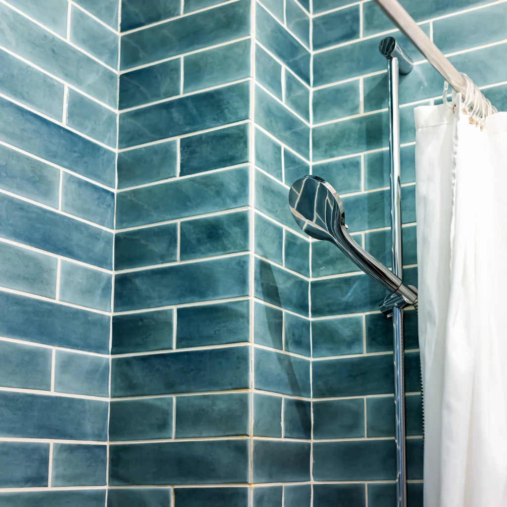 Geflieste Dusche in Petrol