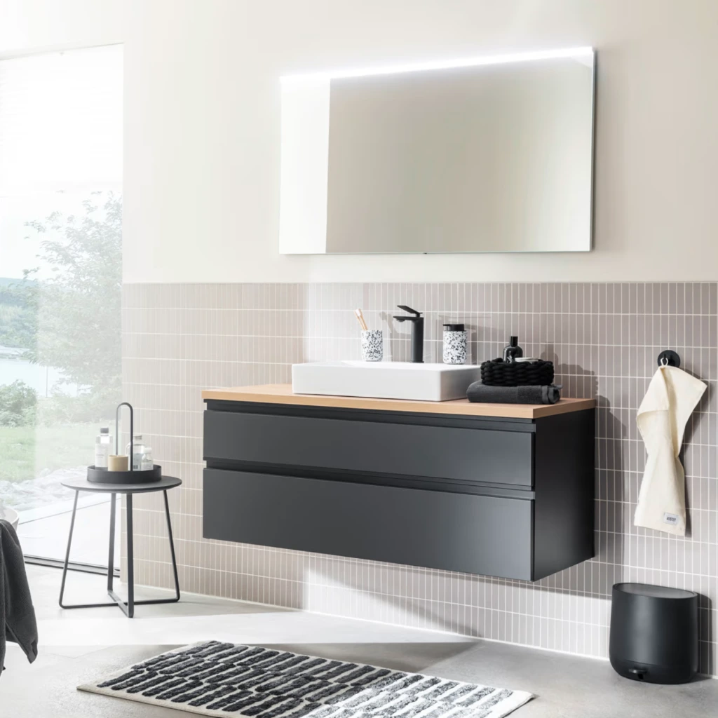 SCHÖNER WOHNEN-Kollektion Stockholm Aufsatzwaschtisch mit Waschtischplatte und Unterschrank in einem Bad mit Taupe-Fliesen