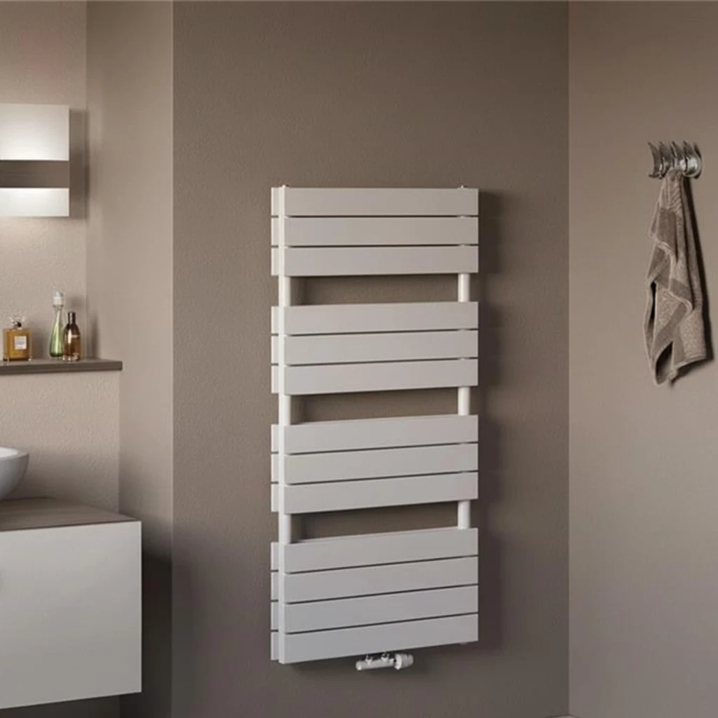 Moderner Plan Duo Badheizkörper in Weiß (Bild erstellt mit generativer KI)