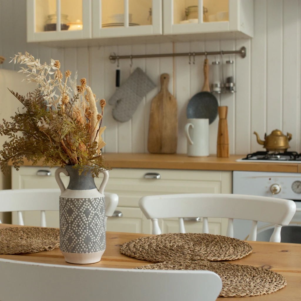 Landhausküche in Beigetönen und einer gemütlichen Atmosphäre