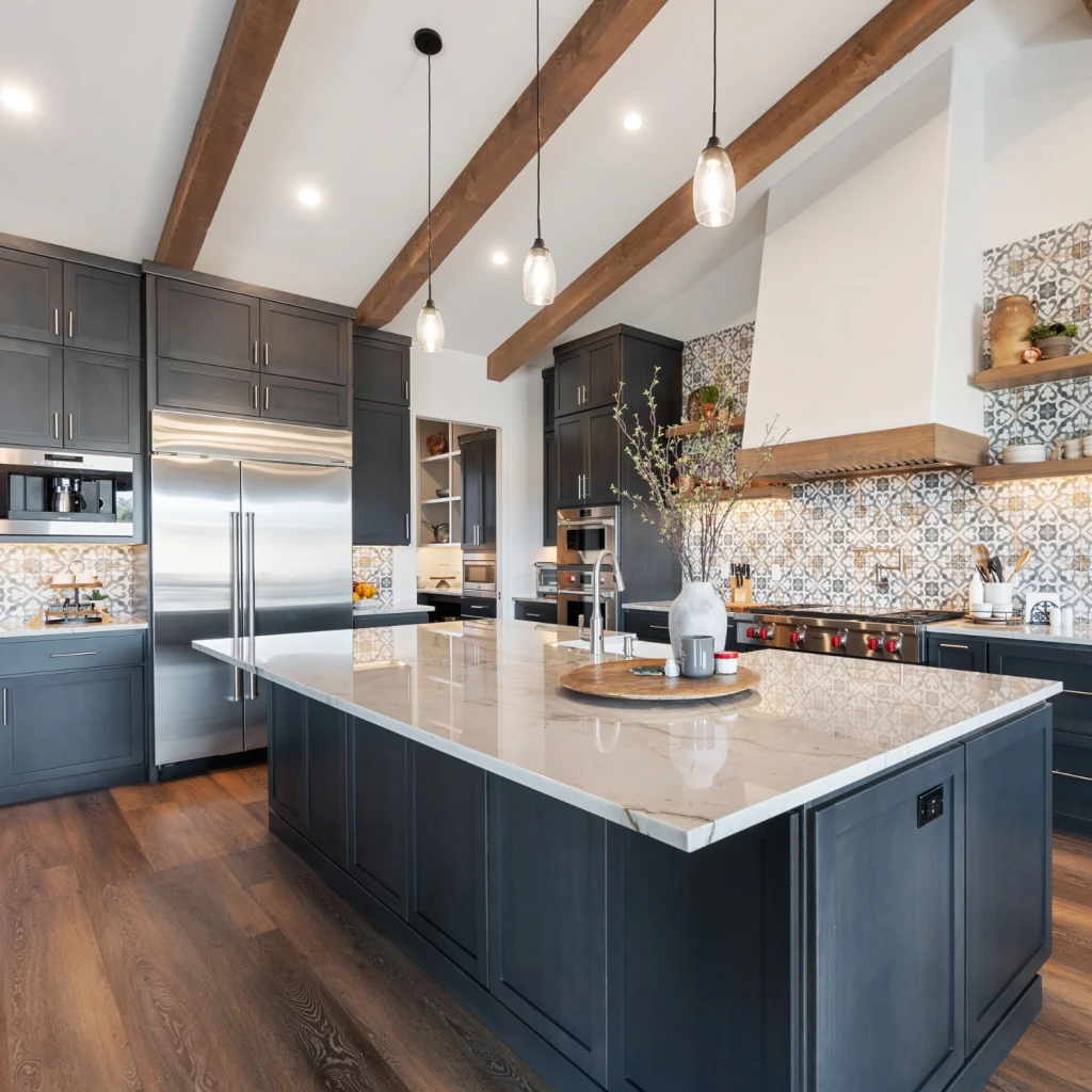 Amerikanisch inspirierte Küche mit Landhaus-Touch