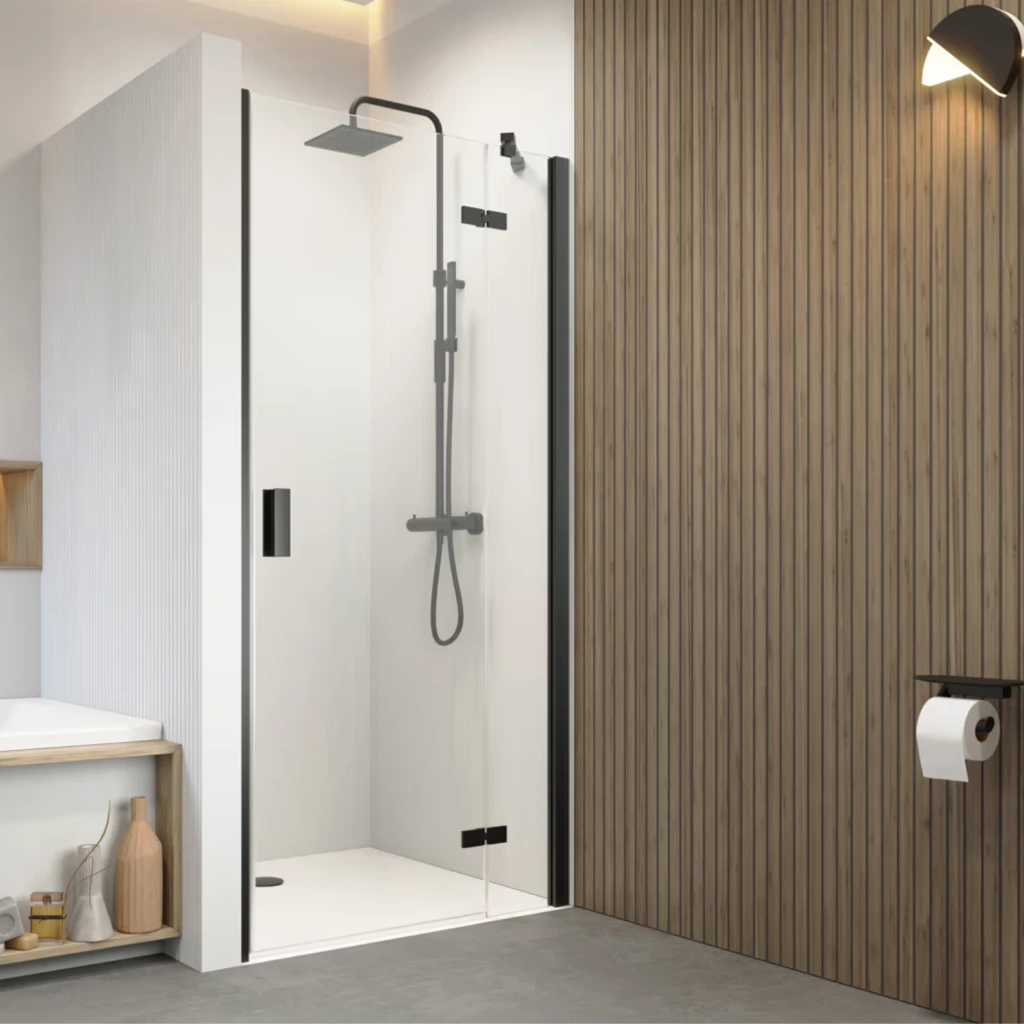 pianura Giulia Duschsystem Aufputz mit Thermostat und Kopfbrause in einem minimalistischen Bad