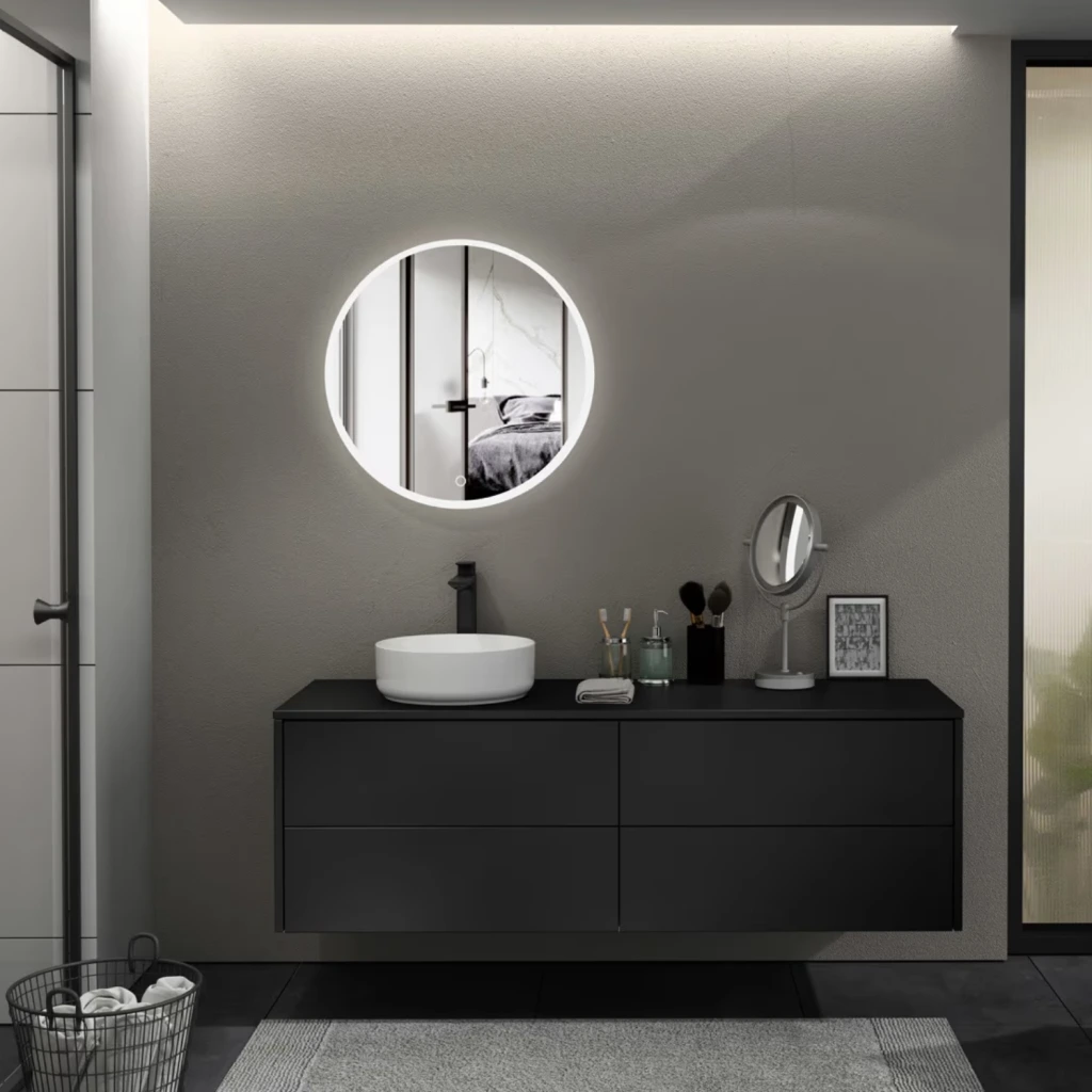 Art Waschtischkonsole mit einem beleuchteten Spiegel in einem grau-schwarzen Badezimmer.