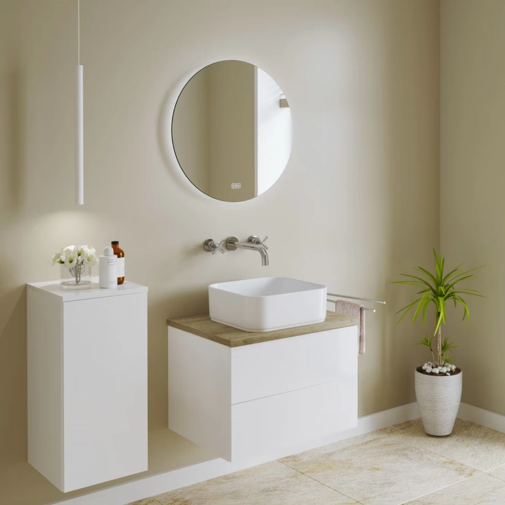 Modernes, helles Bad mit weißen Badmöbeln.