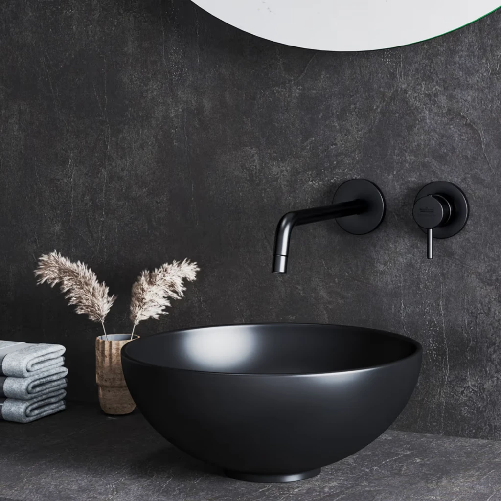 Kronenbach Lima 2.0 Black in einem schwarzen Waschtischbereich.