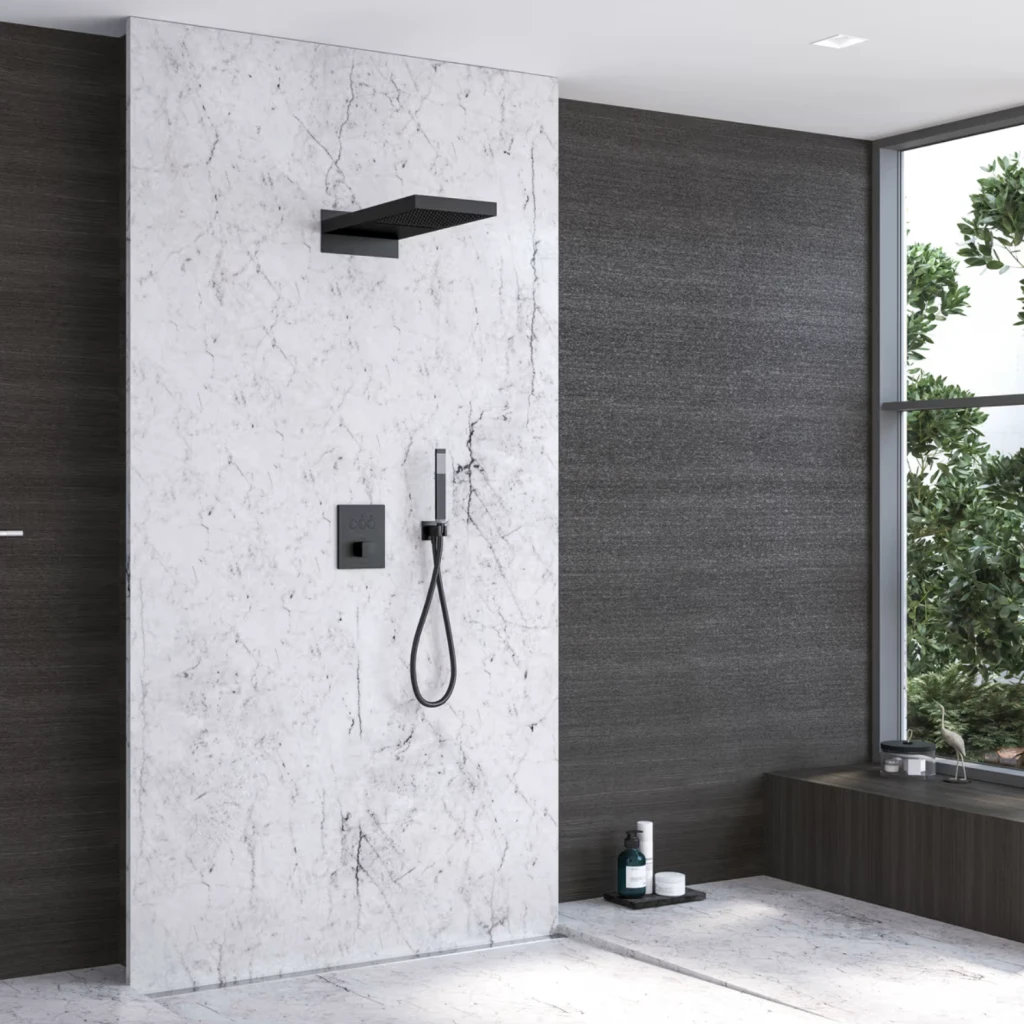 Kronenbach SPA Kopfbrause in matt schwarz in einem luxuriösen Badezimmer mit Marmorfliesen.