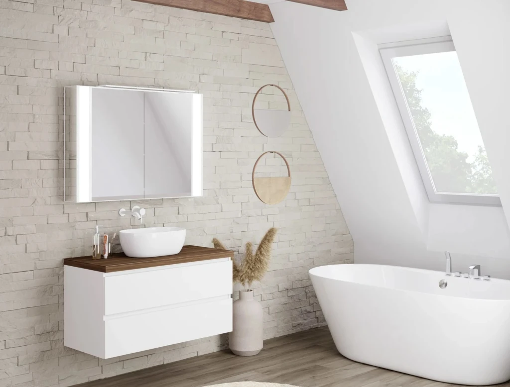 Badezimmer mit freistehender Badewanne unterm Dach