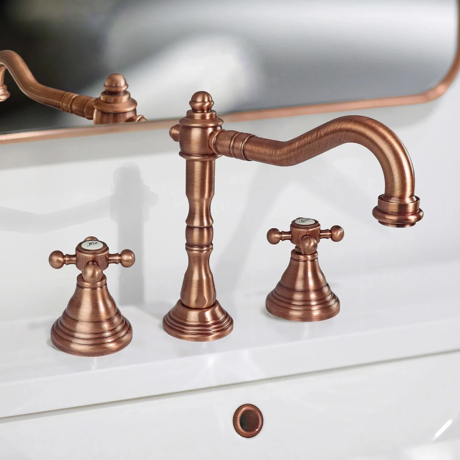 Verspielte Armaturen passen in ein Badezimmer im Landhausstil.