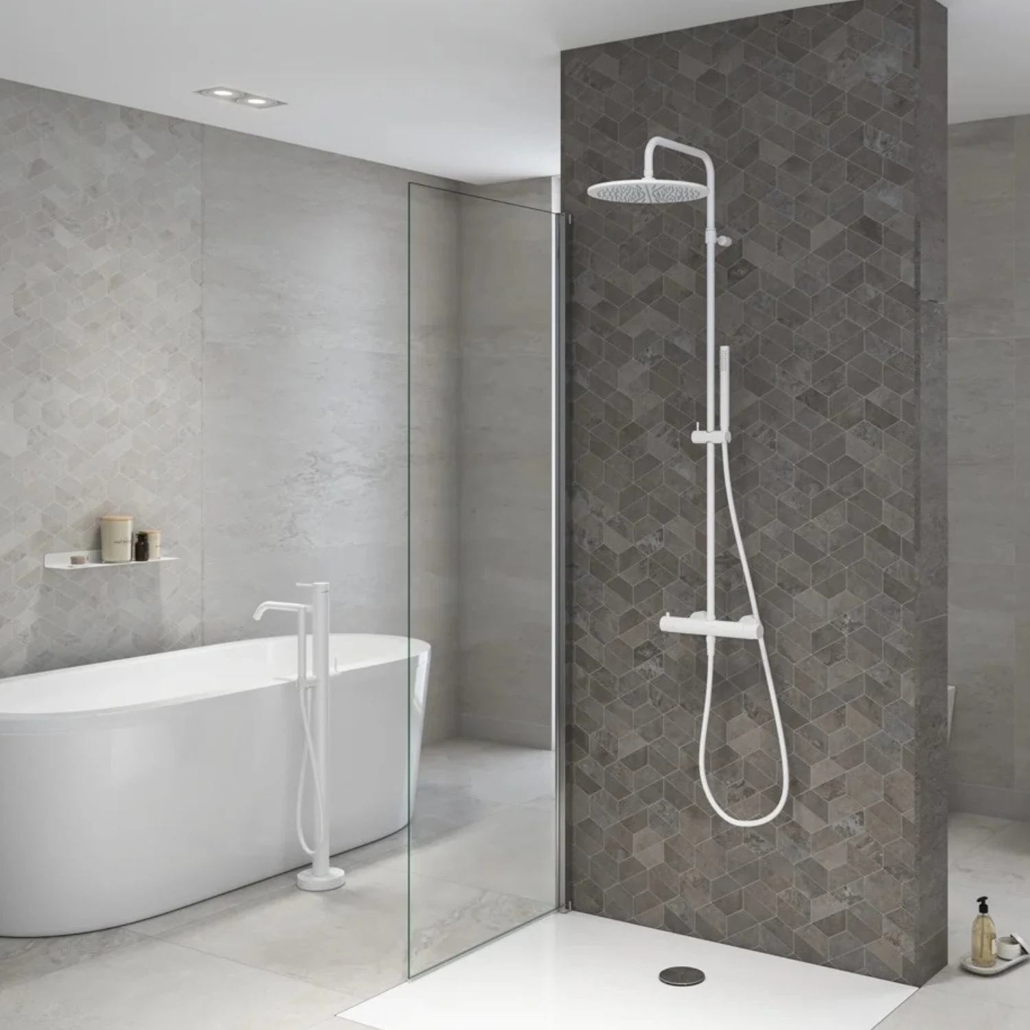 Gründlich gereinigtes Bad mit Dusche und Badewanne