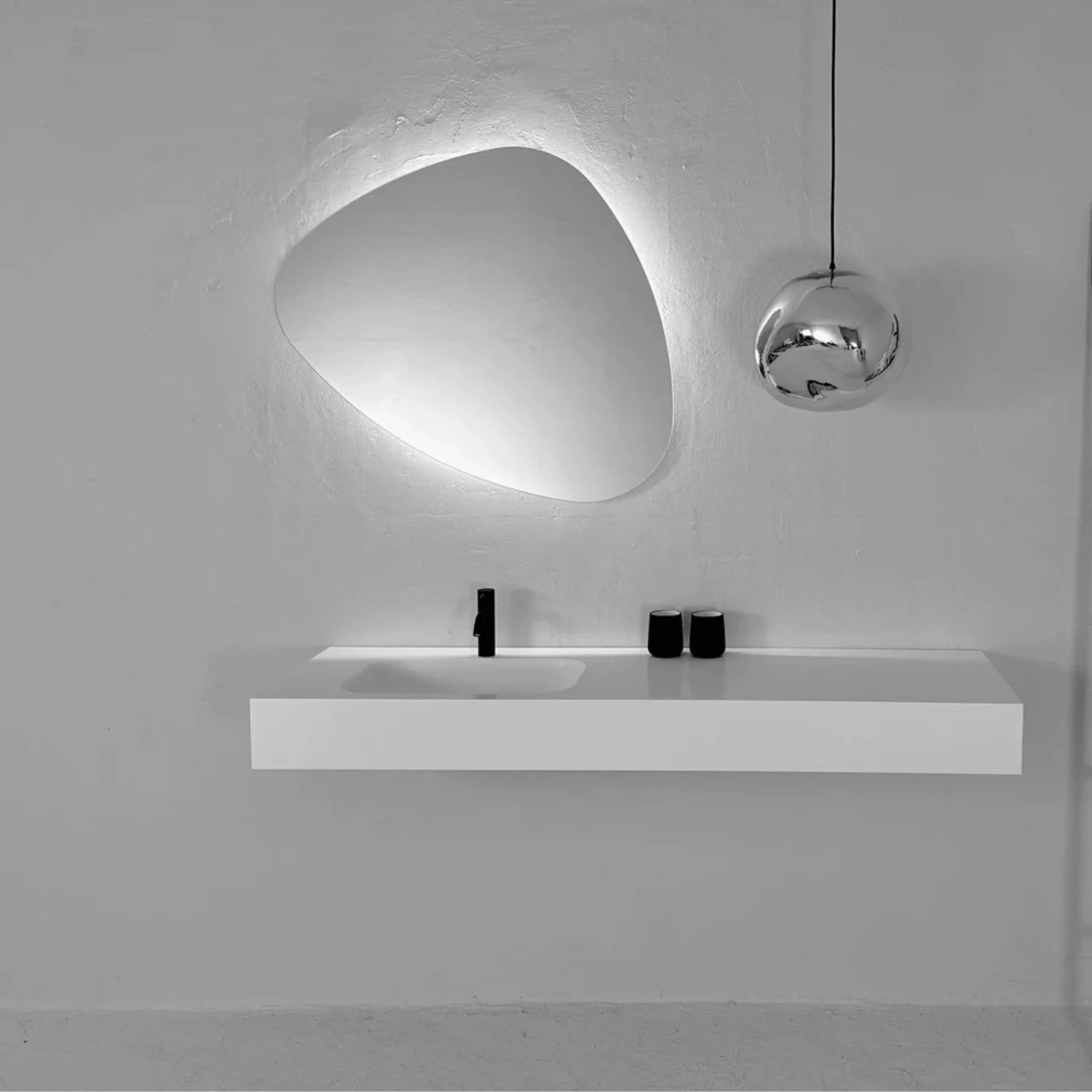 Zeitloser Badezimmerstil mit modernem Spiegel