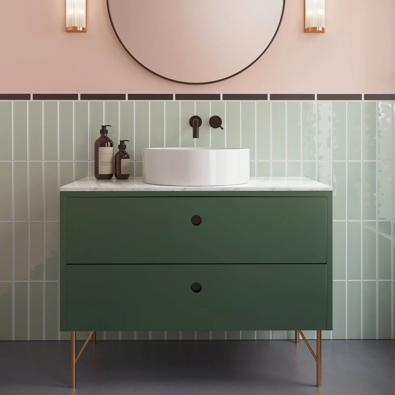 Badezimmer in rosa mit grünen Badmöbeln