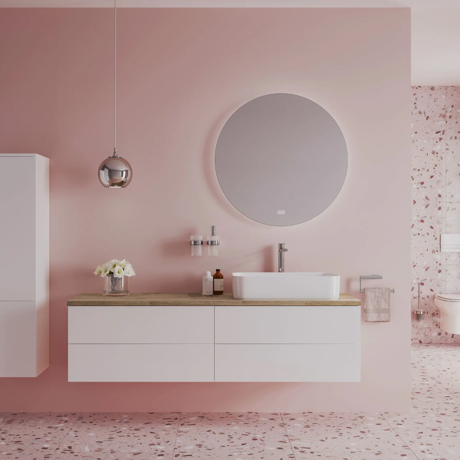 Rosa Badezimmer mit weißen Keramikprodukten