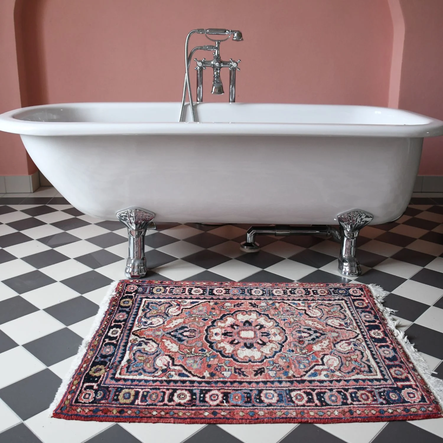 Ein orientalischer Teppich im Badezimmer