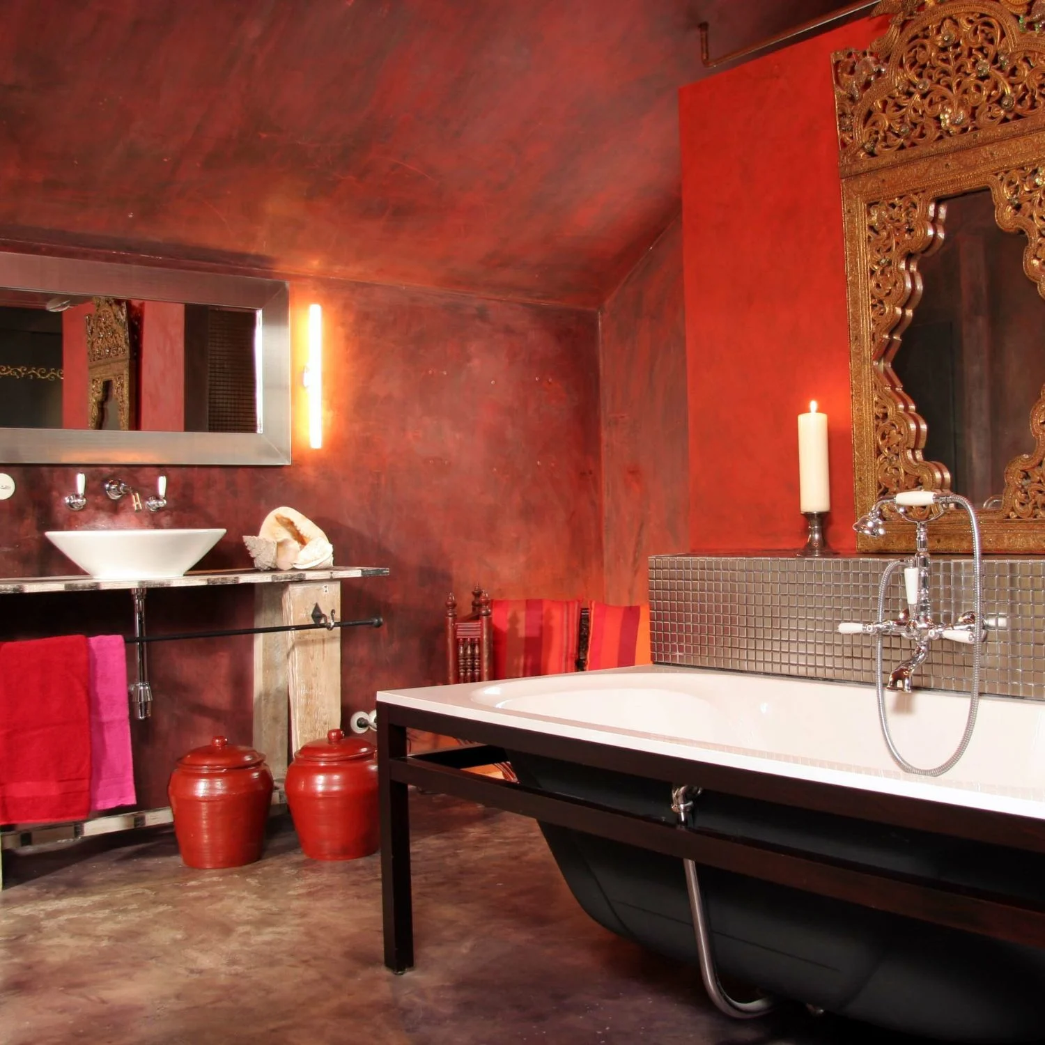 Rot gestaltetes orientalisches Badezimmer