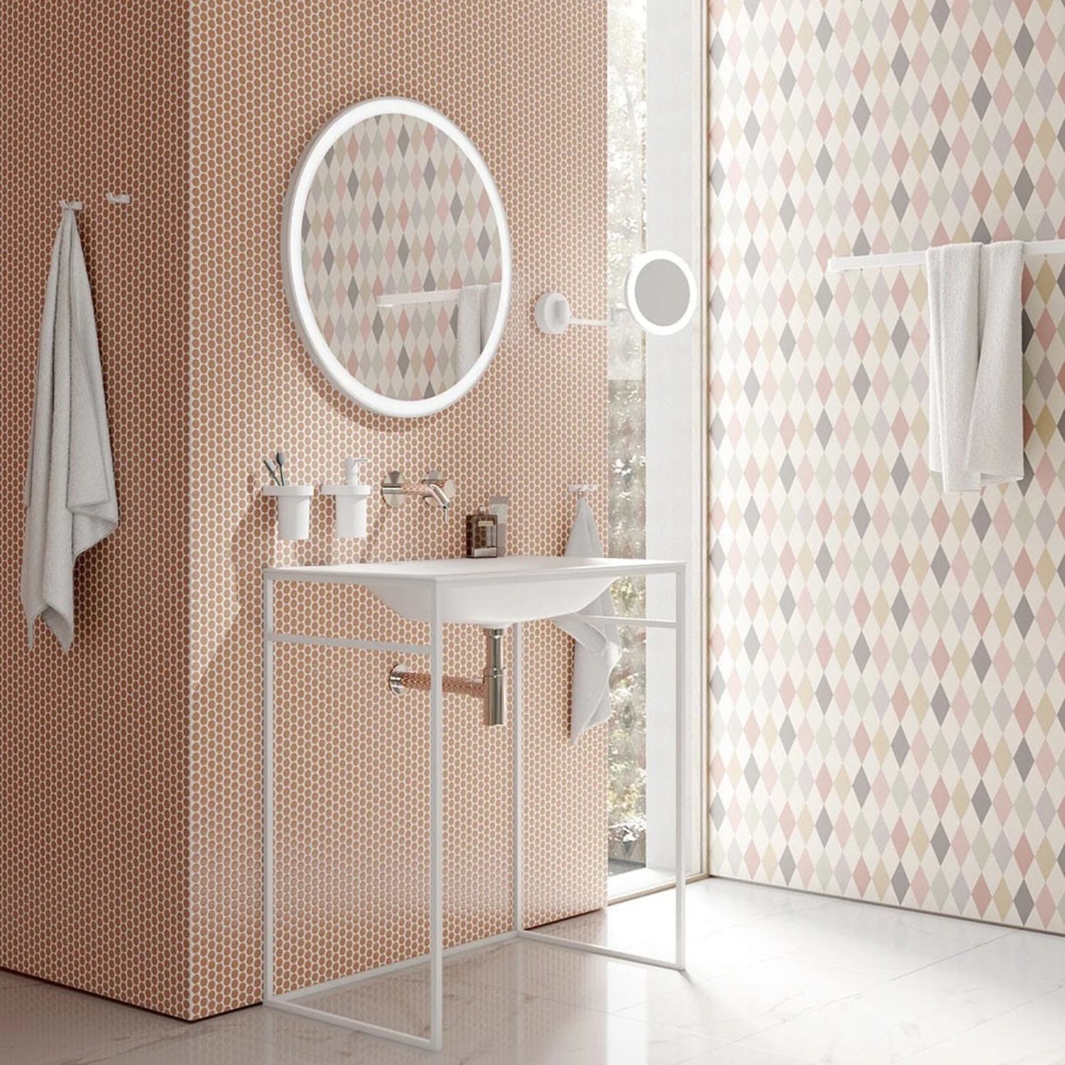 gemusterte Tapete im Badezimmer