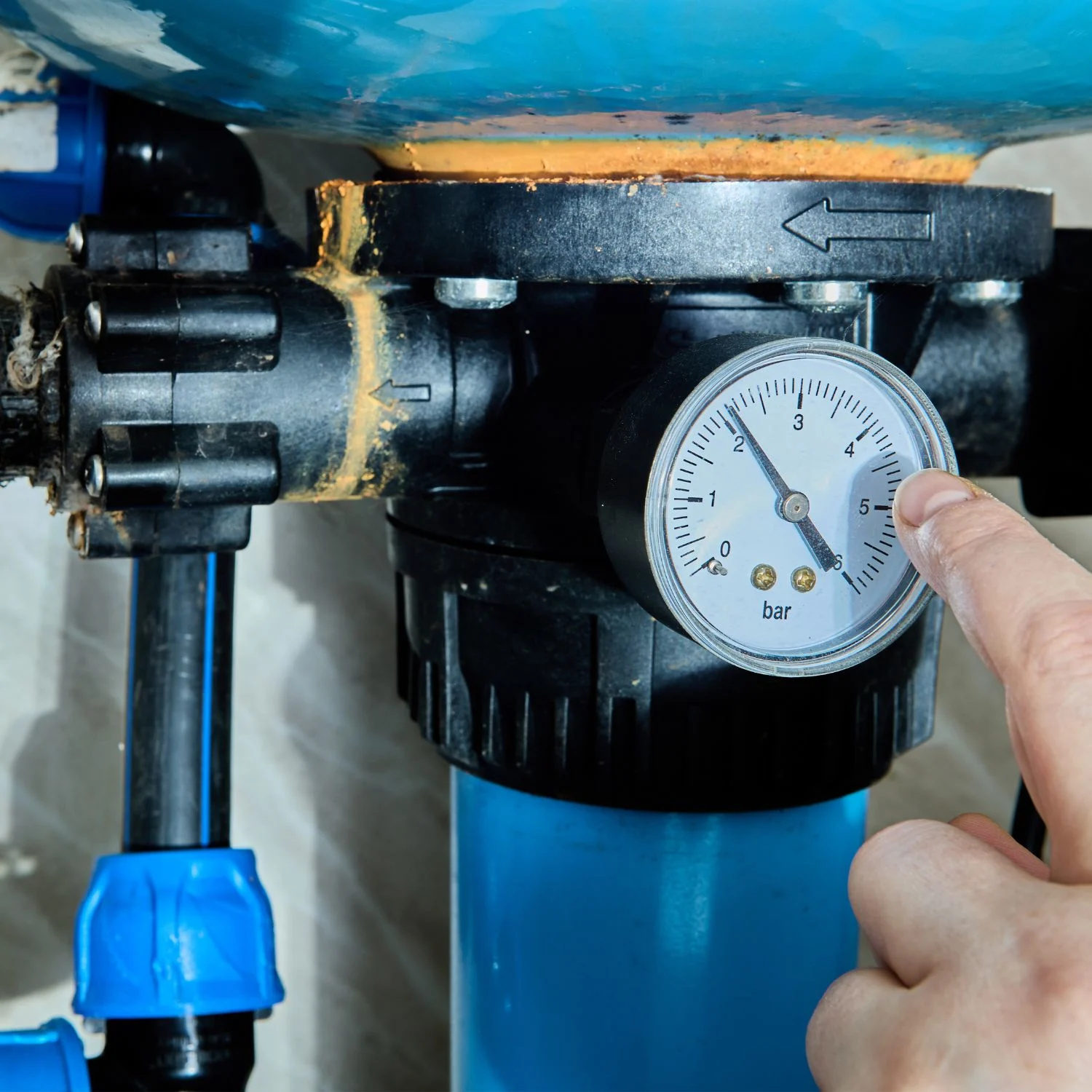 Eingebautes Manometer zum Ablesen des Wasserdrucks