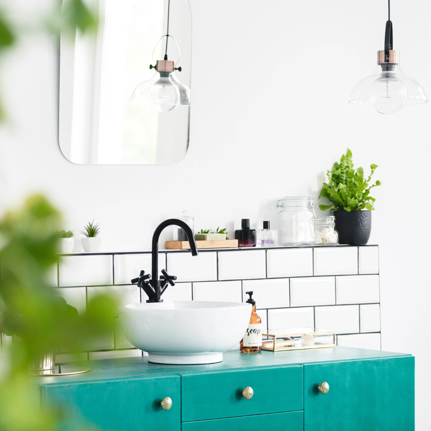 Türkiser Waschtischunterschrank im Badezimmer