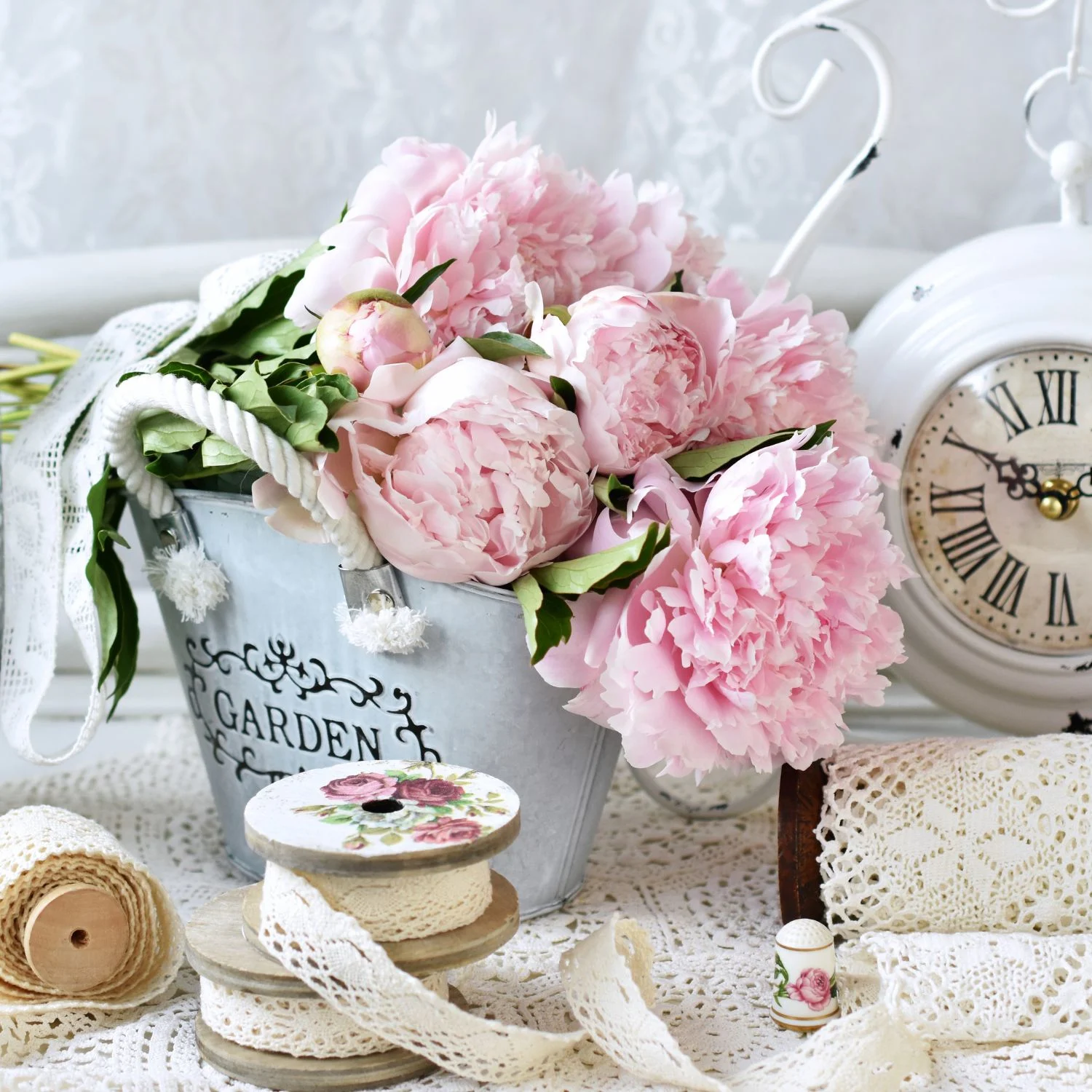 Typische Deko für ein Shabby-Chic-Badezimmer