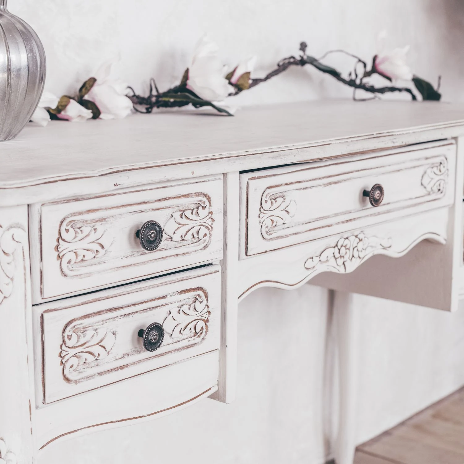 Retro-Möbelstück im Shabby-Chic-Badezimmer