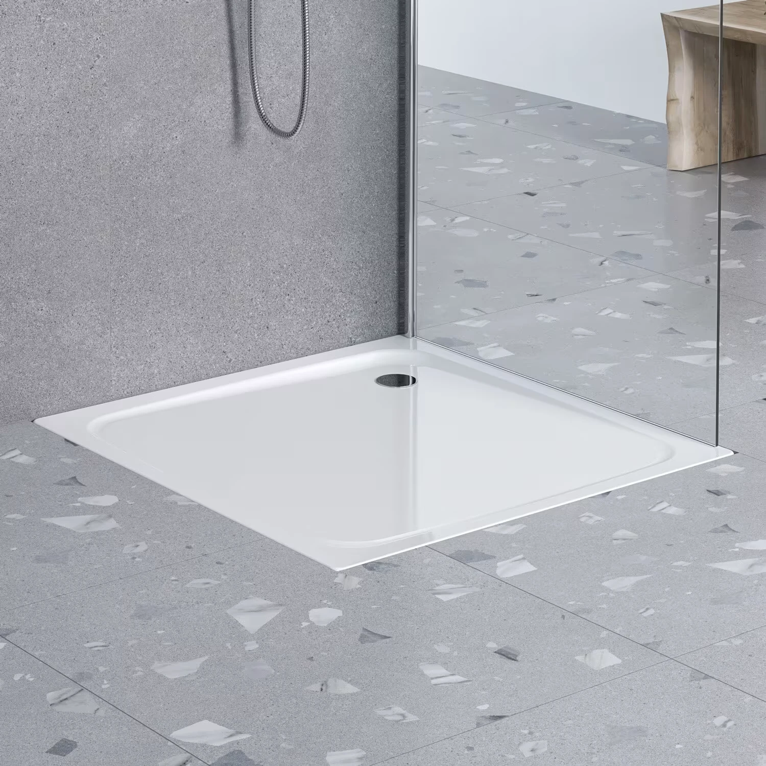 Weiße Duschwanne aus Stahl-Emaille in graue Fliesen eingelassen