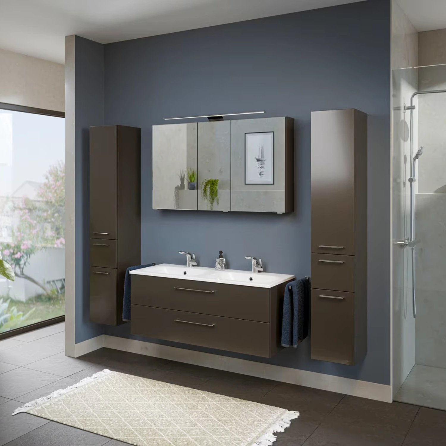 Badezimmer mit blauer Wand und dunklen Möbeln