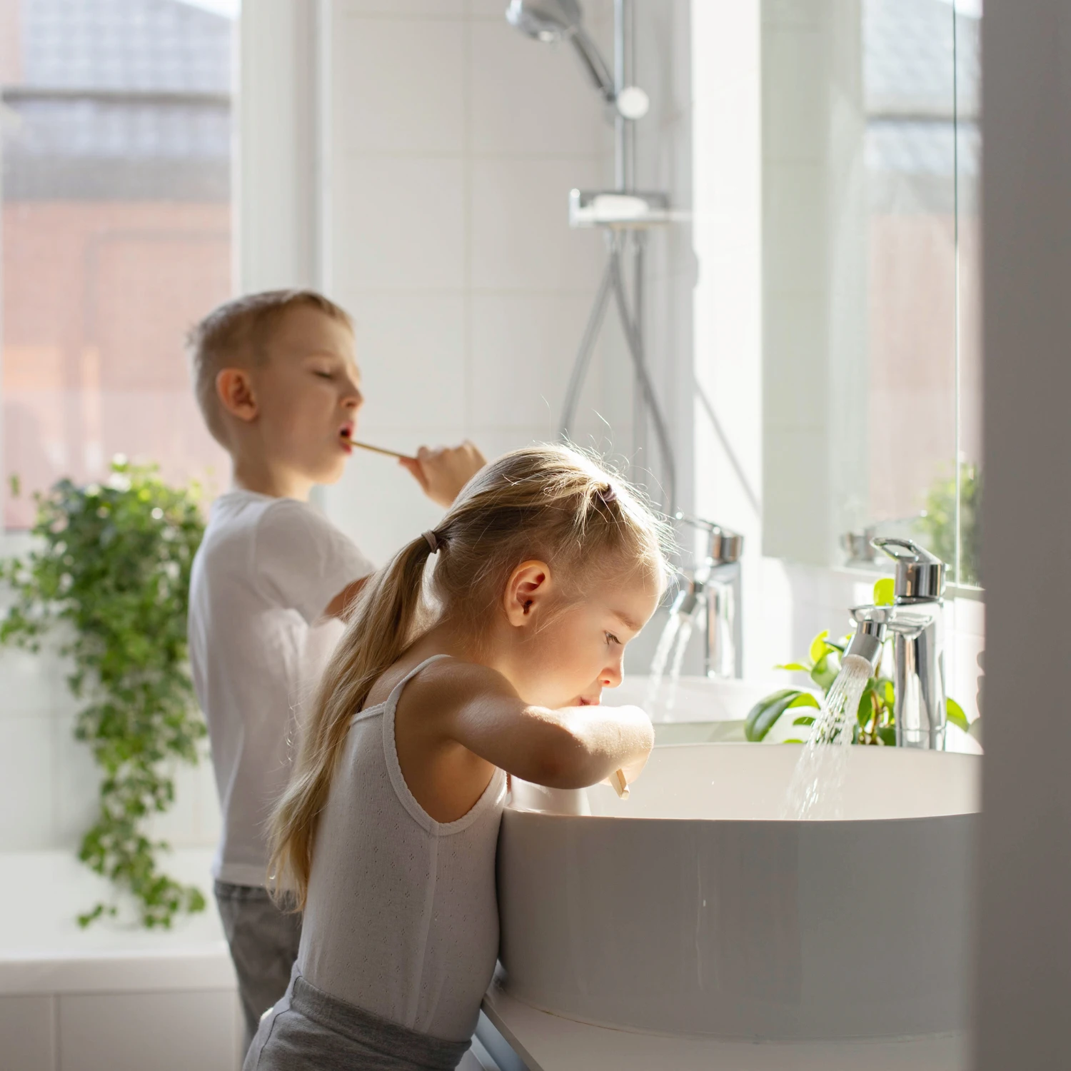 kinder putzen sich im badezimmer die zähne