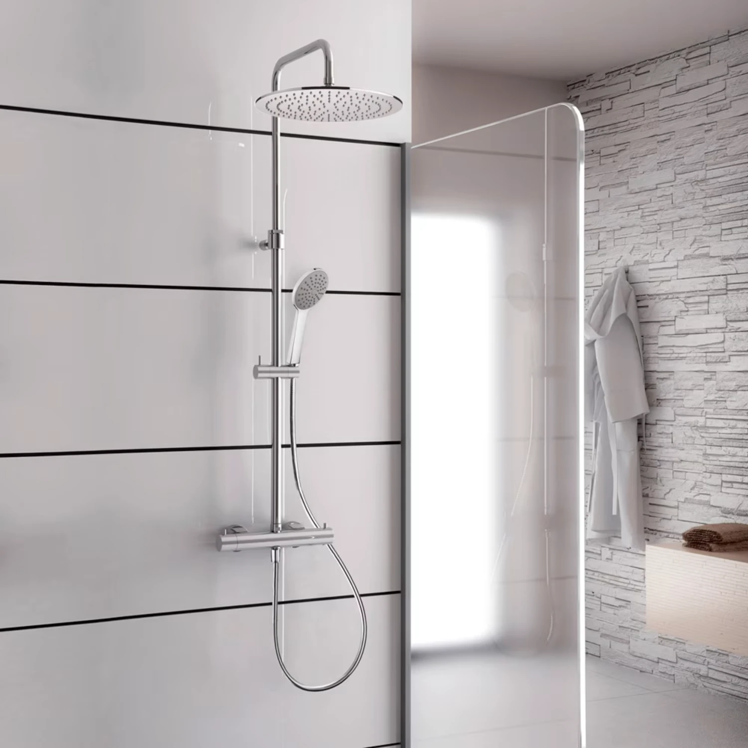 chromfarbendes Duschsystem Aufputz mit Thermostat und Kopfbrause in grauem Badezimmer