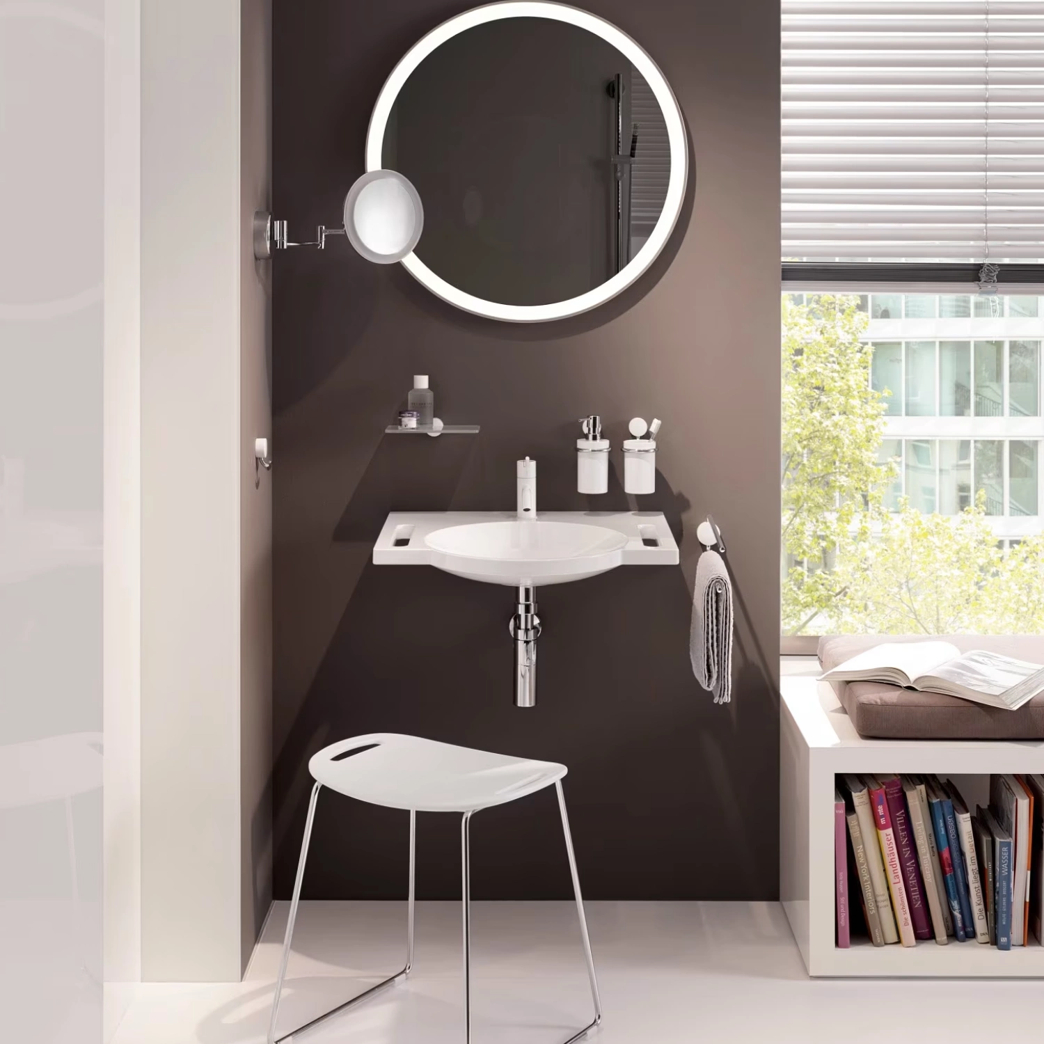 weißer Duschhocker von HEWI mit Haltegriffen in braunem Badezimmer mit weißen Badmöbeln