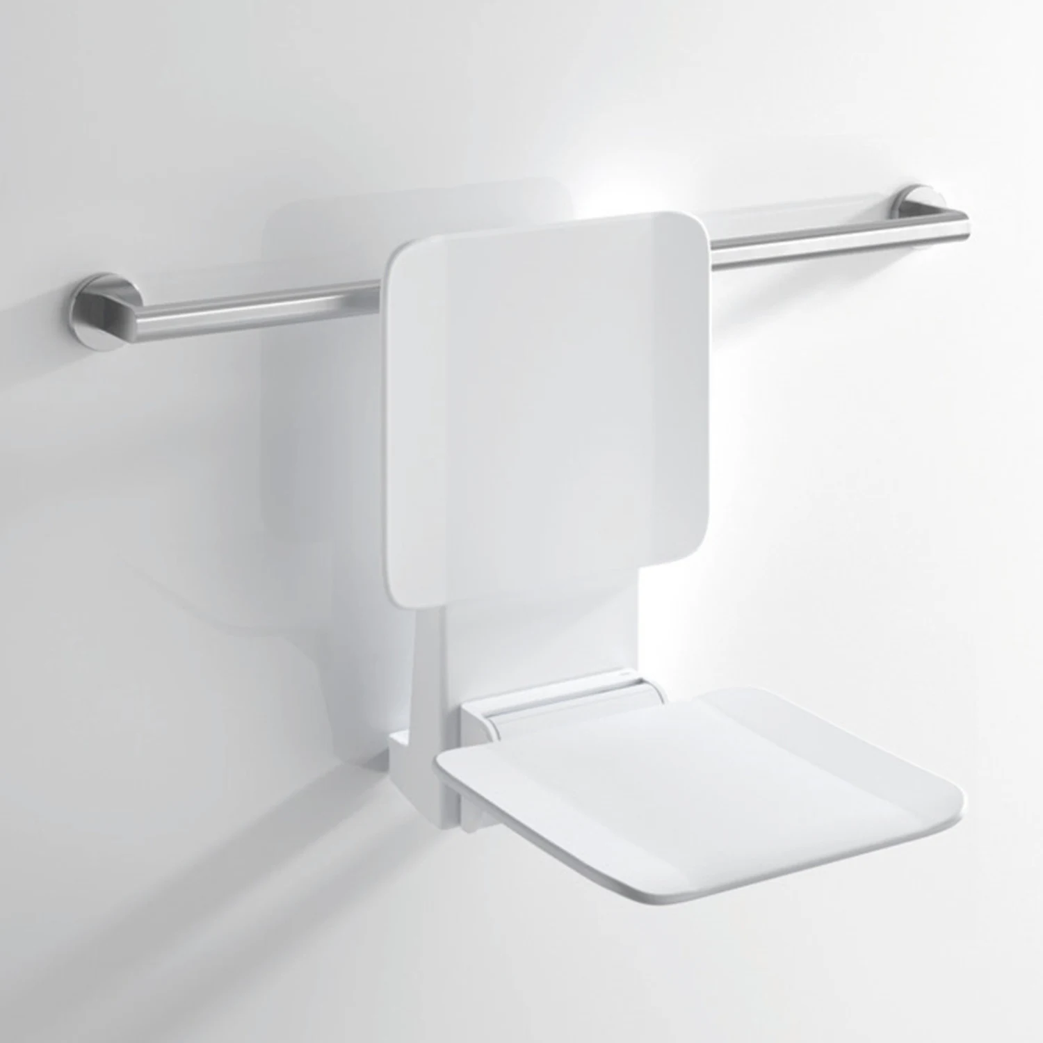 weißer Duschsitz zum Einhängen in weißem Badezimmer von HEWI
