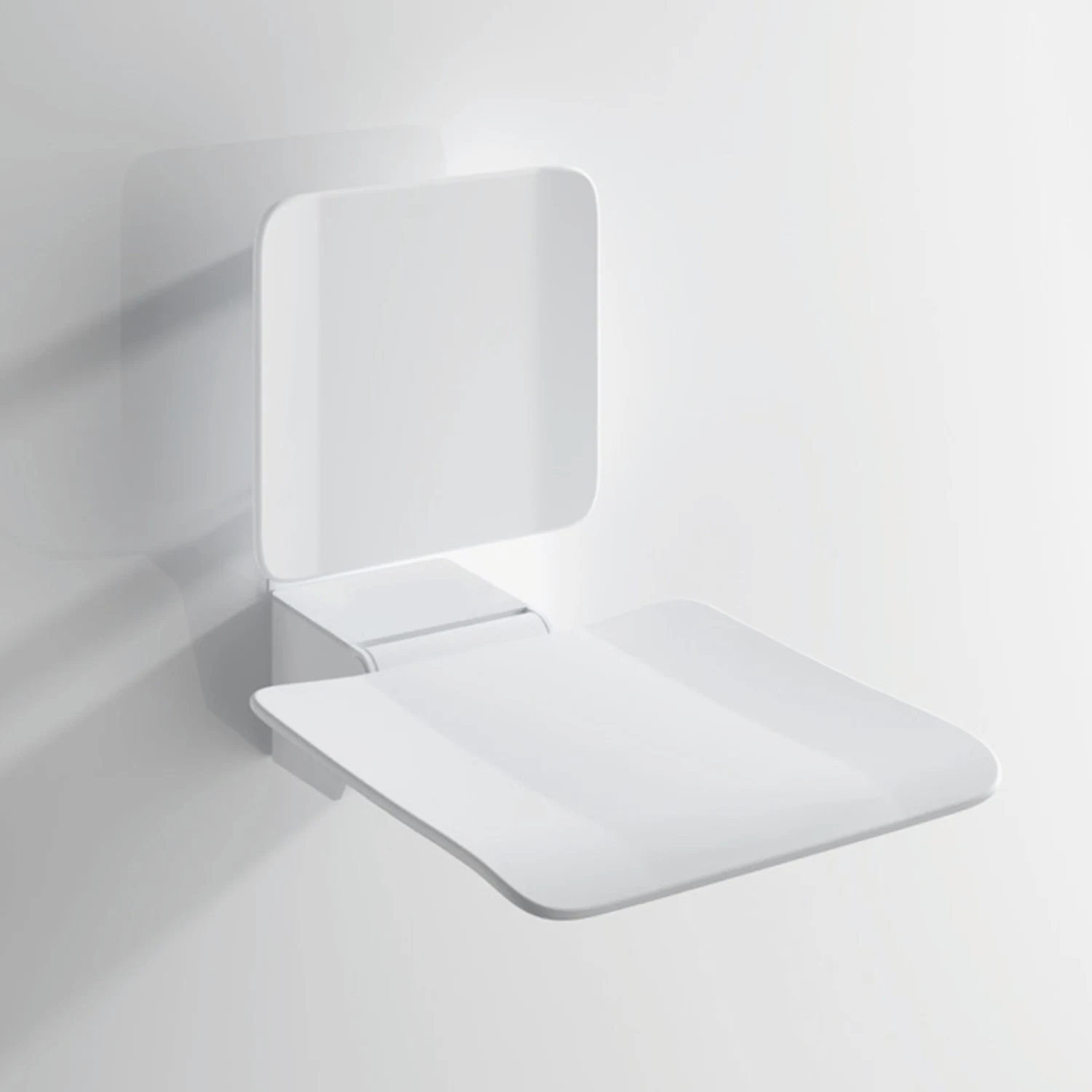 weißer festinstallierter Duschsitz in weißem Badezimmer von HEWI