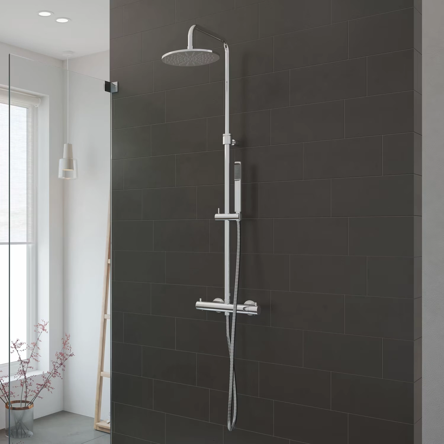 House Duschsystem von Megabad Profi Collection in schwarz gefliester Dusche mit Glasduschwand