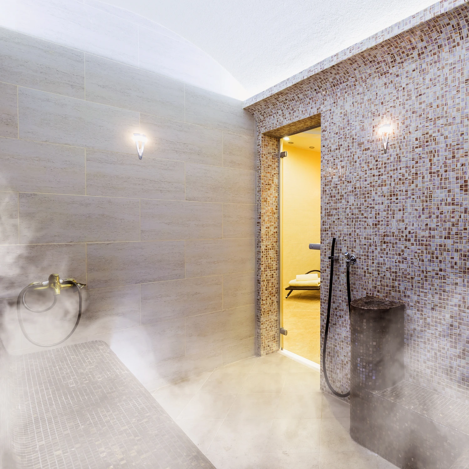 beige geflieste Sauna mit braun gemusterten Fliesen voller Dampf
