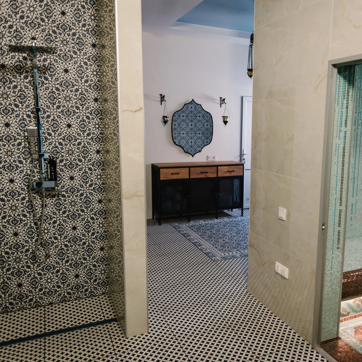 Dampfbad in orientalischem Stil und blau-türkis gemusterten Fliesen