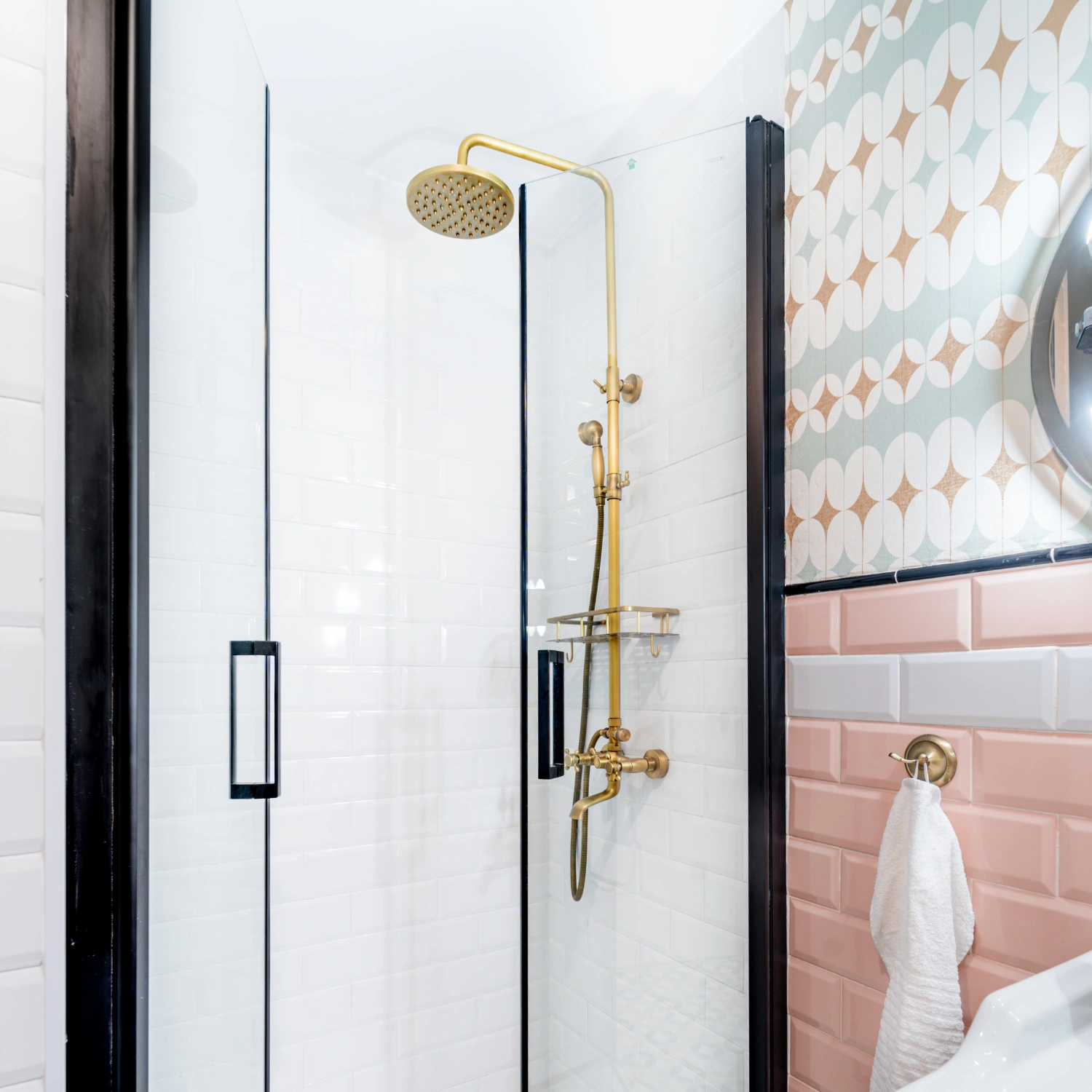 Badezimmer mit alt-rosa Fliesen mit einer modernen Dusche