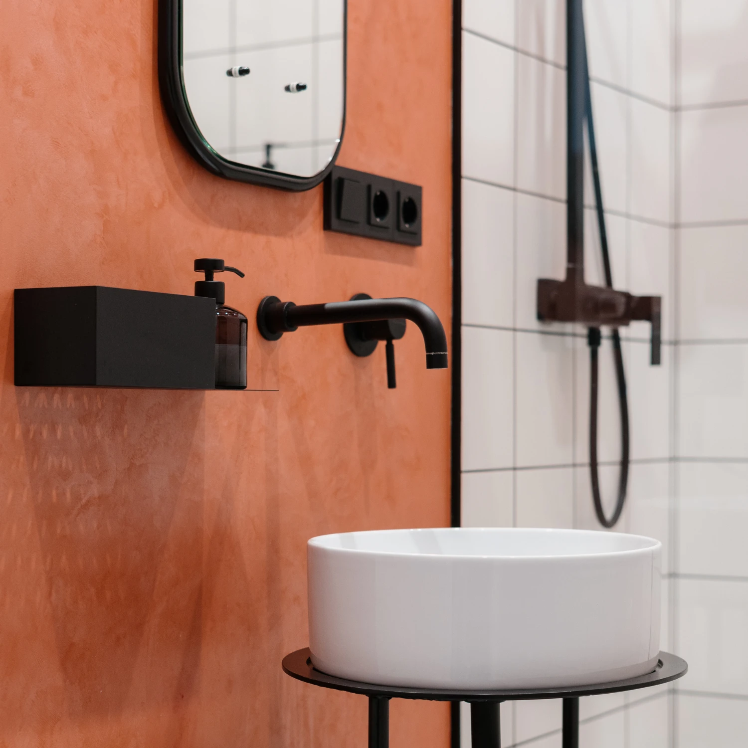 oranges badezimmer mit schwarzen armaturen