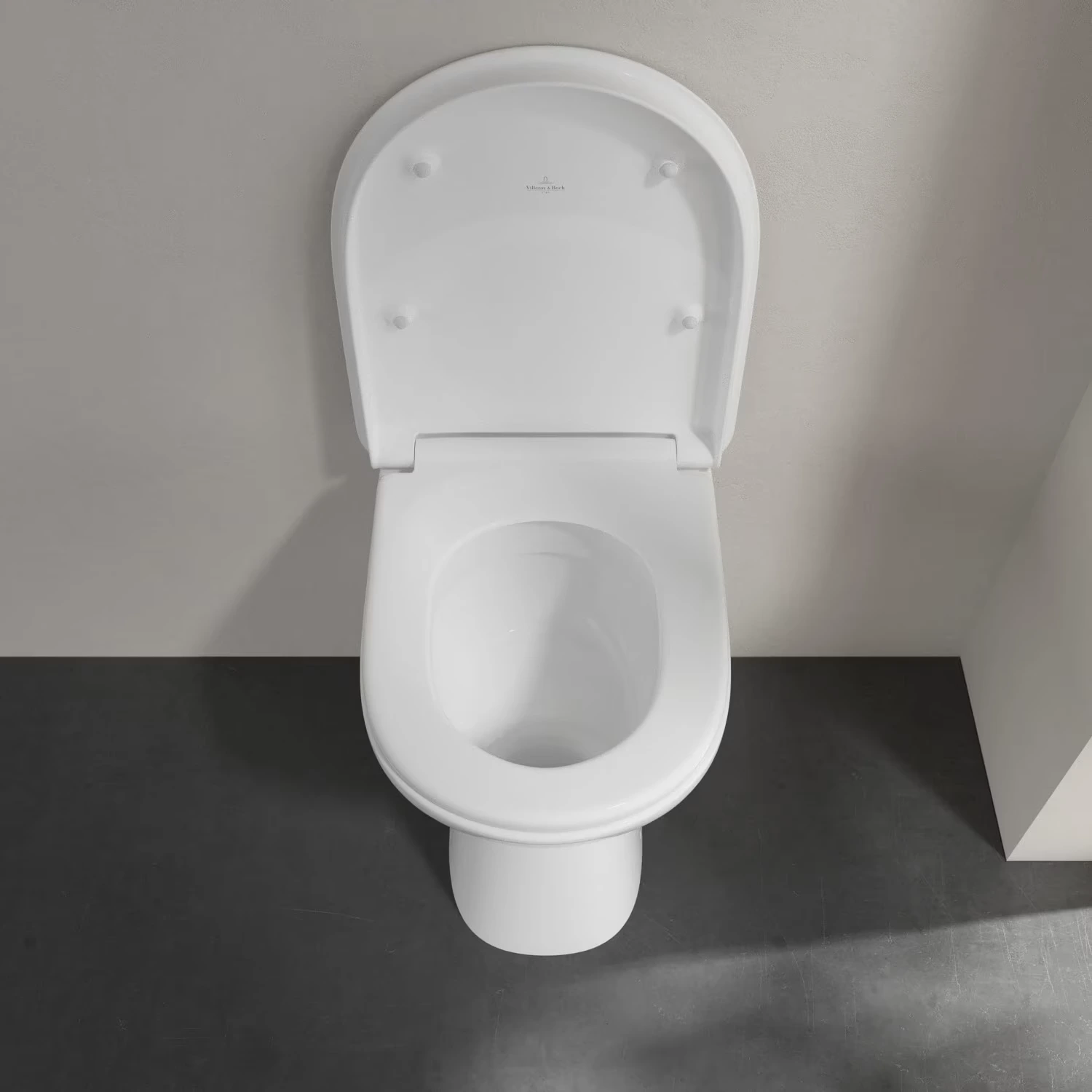 weißes und auf dem Boden stehendes Villeroy & Boch Vicare Flachspül-WC spülrandlos