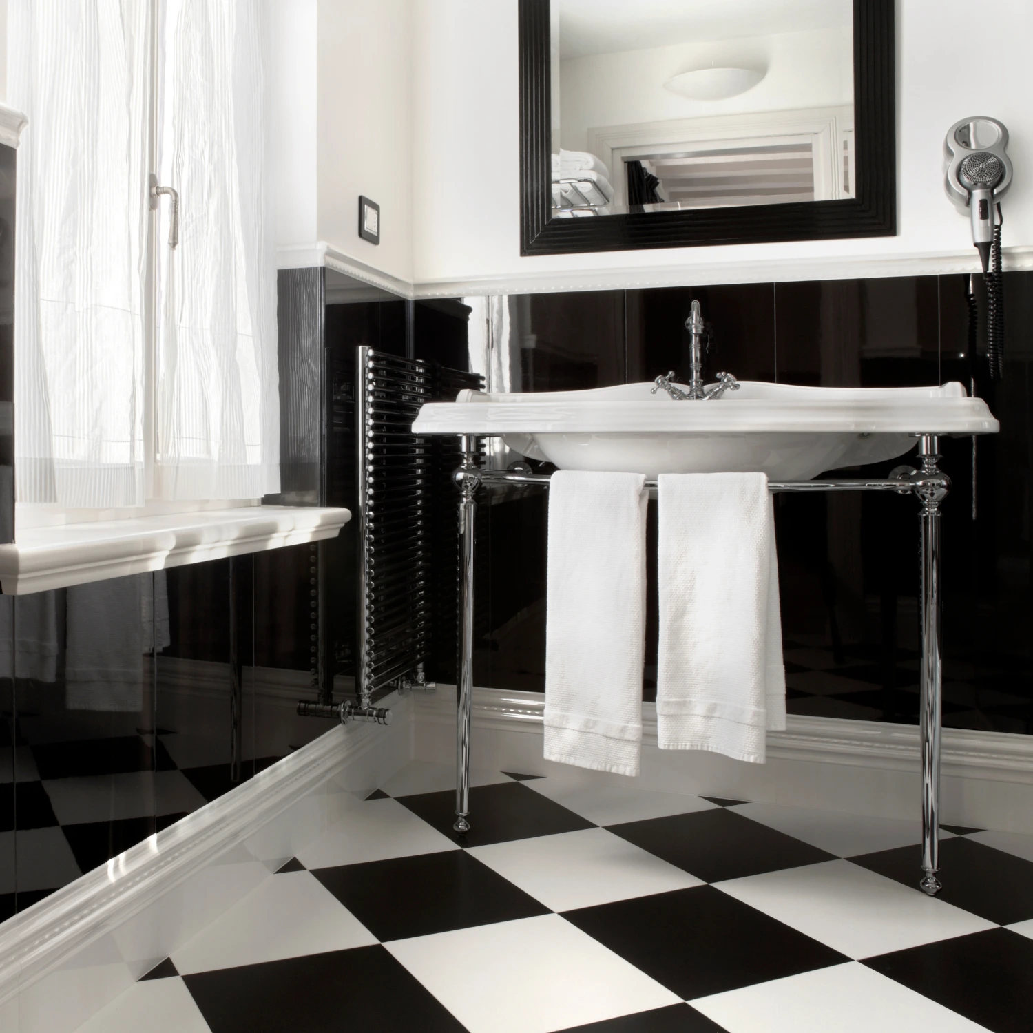 Sehr modern gestaltetes Schwarz-Weiß-Bad