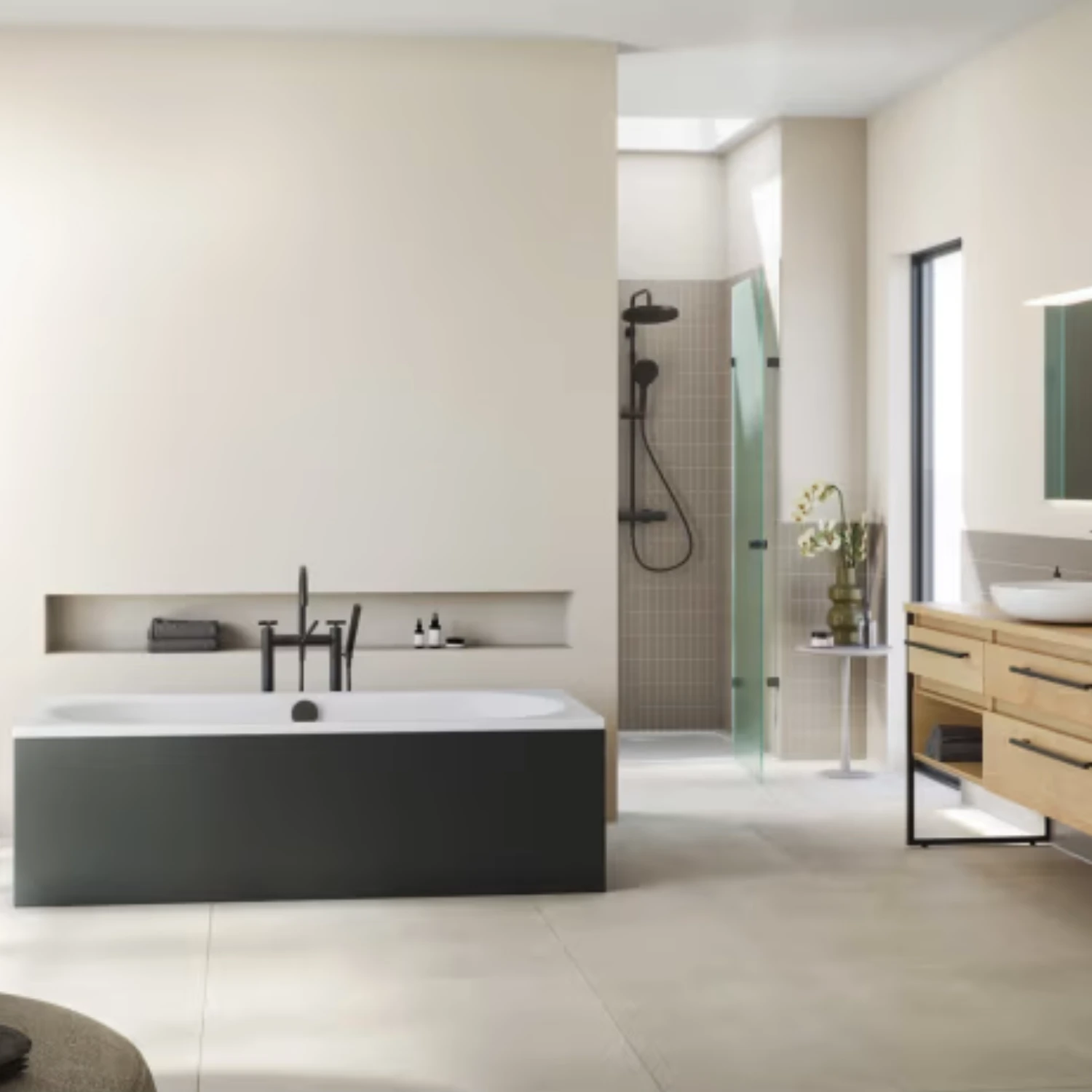 schwarze Badewanne in hellem badezimmer