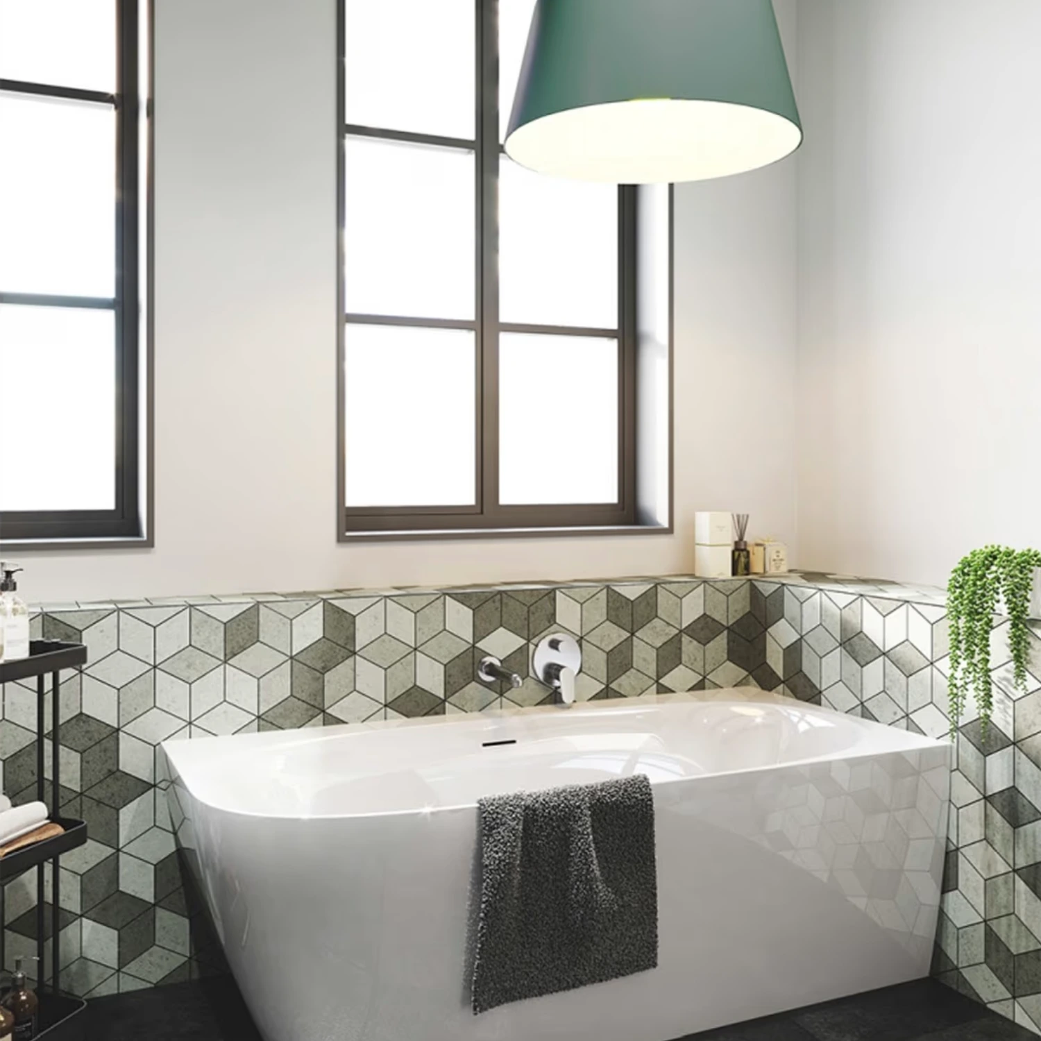 Grünblaue Fliesen halbhoch geflieste Ecke mit einer weißen Badewanne von Megabad Profi Collection